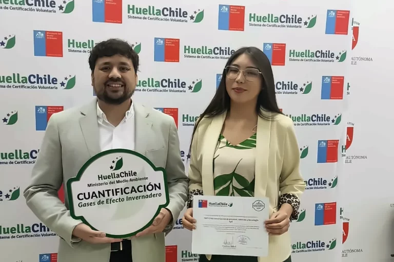 Fernando Medina, CEO de HuellaSmart, junto a cliente que recibió el Sello de Cuantificación HuellaChile 2026