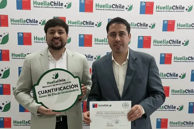 Equipo HuellaSmart junto a cliente con el Sello de Cuantificación HuellaChile en la Ceremonia HuellaChile 2026